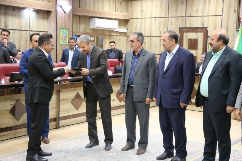 تجلیل از مدیران بانکهای مشارکت کننده در اشتغال زایی  مددجویان کمیته امداد ایلام با حضور استاندار