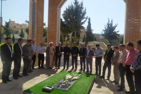 حضور مدیرکل کمیته امداد استان ایلام و کارکنان این نهاد در مزار شهدای گمنام بنیاد حفظ آثار استان